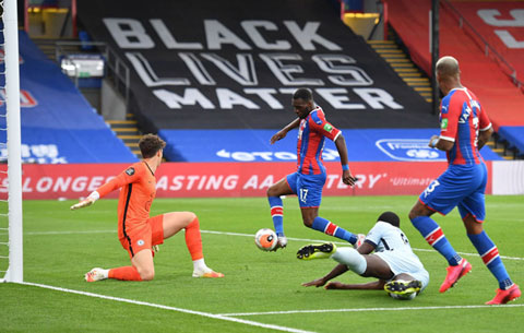 Thủ môn Kepa đã 2 lần phải vào lưới nhặt bóng trước một Crystal Palace gần như hết động lực thi đấu