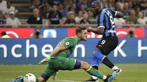 Inter (phải) có thể mất vị trí thứ 3 vào tay Atalanta nếu sẩy chân trước Verona