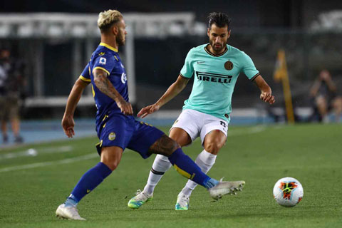 Candreva (phải) tỏa sáng trong màu áo Inter ở trận đấu trên sân của Hellas Verona