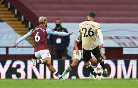 Greenwood (26) tung cú sút chân phải để ghi bàn vào lưới Aston Villa