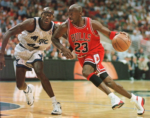 Michael Jordan (phải) trong một trận đấu của Chicago Bulls ở giải NBA