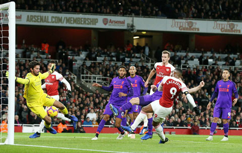 Lối chơi thiên về tấn công của cả Arsenal và Liverpool (áo sẫm) hứa hẹn cơn mưa bàn thắng tại Emirates