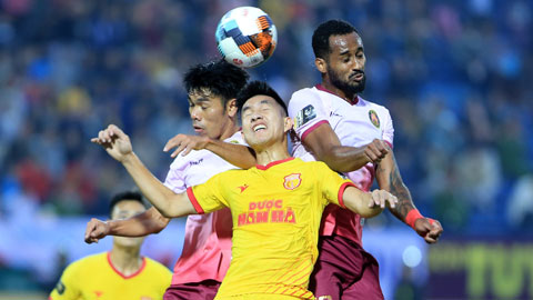 Sài Gòn FC (quần sẫm) muốn thắng để giữ vững vị trí số 1, trong khi DNH.ND cũng muốn giành trọn 3 điểm để cải thiện thứ hạng  	Ảnh: ĐỨC CƯỜNG