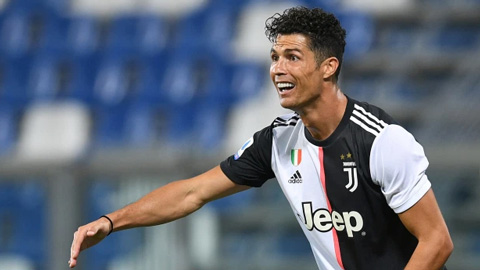Ronaldo may mắn thoát thẻ đỏ sau tình huống phạm lỗi thô bạo với cầu thủ Sassuolo