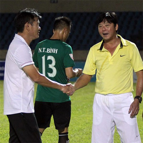 HLV Phan Thanh Hùng (trái) và HLV Lê Huỳnh Đức sẽ có cuộc đối đầu thú vị trên băng ghế huấn luyện