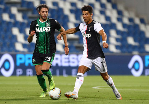 Gặp Sassuolo trên sân khách, Juve của Ronaldo (phải) đã có trận thứ ba liên tiếp không thắng