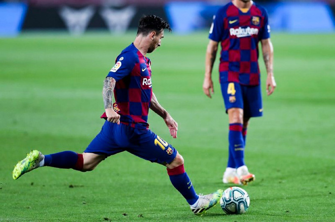 Messi có siêu phẩm đá phạt gỡ hòa cho Barca