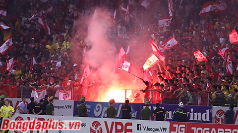 CĐV Hải Phòng lại đốt pháo sáng trên sân của Hà Nội FC 
