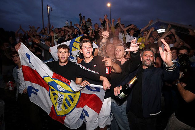 Người hâm mộ Leeds đổ ra đường ăn mừng chiến tích của đội nhà