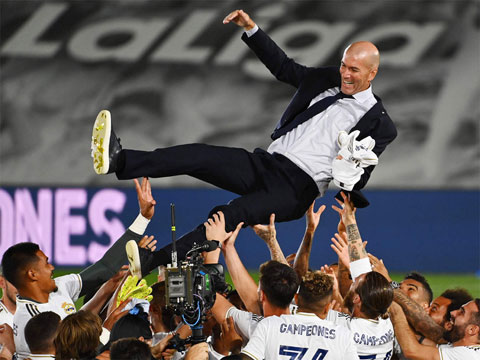 Các cầu thủ tung hô Zidane khi ông giúp Real Madrid vô địch La Liga 2019/20