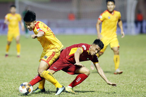 Trọng Hùng (áo vàng) đi bóng tại V.League 2019 	Ảnh: Phan Tùng