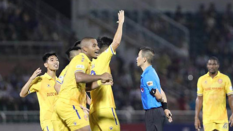 Trọng tài không thổi 3 quả penalty cho Nam Định bị treo còi 3 trận