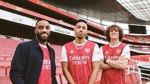 Aybameyang và Lacazette tươi rói trong bộ áo đấu mùa 2020/21 của Arsenal