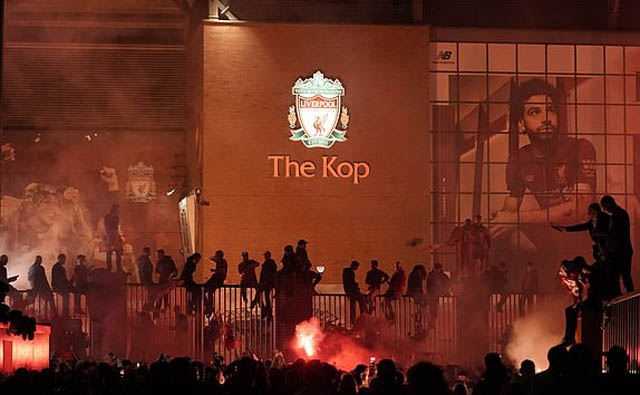 Bên ngoài sân Anfield, CĐV Liverpool cũng ăn mừng để chào đón danh hiệu vô địch Ngoại hạng Anh