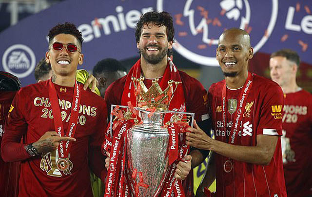 3 cầu thủ đến từ Brazil gồm Firmino - Alisson - Fabinho cùng chụp hình bên chiếc cúp vô địch