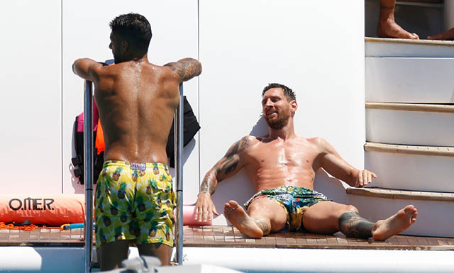 Messi và Suarez thân nhau kể từ khi cựu tiền đạo Liverpool đến Barca vào năm 2014. Từ đó tới nay, họ không chỉ ăn ý và thân thiết trên sân cỏ mà thường xuyên đi chơi cũng như cùng góp mặt chung tại các sự kiện