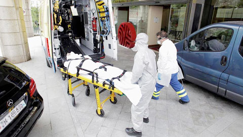 Một cầu thủ của đội hạng Nhì Fuenlabrada bị phát hiện dương tính với Covid-19 được các nhân viên y tế đưa tới bệnh viện