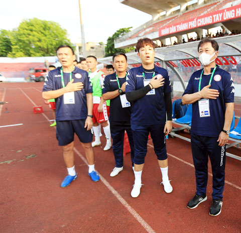 HLV Chung Hae Soung (bìa trái) và BHL câu lạc bộ TP.HCM chào cờ trước trận đấu tại V.League - Ảnh: Minh Tuấn – Đỗ Tuấn