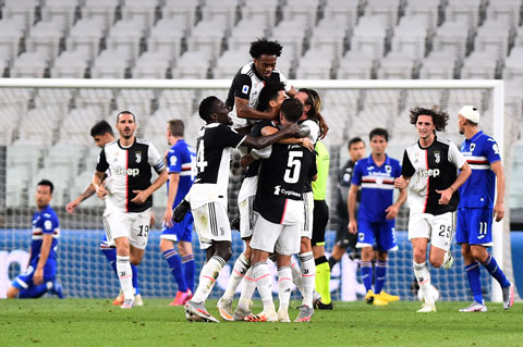 Các cầu thủ Juventus ăn mừng bàn thắng mở tỷ số của Ronaldo ở cuối hiệp 1