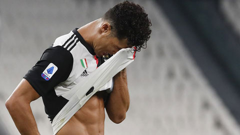 Ronaldo thất vọng sau cú đá penalty hỏng ăn trong trận gặp Sampdoria