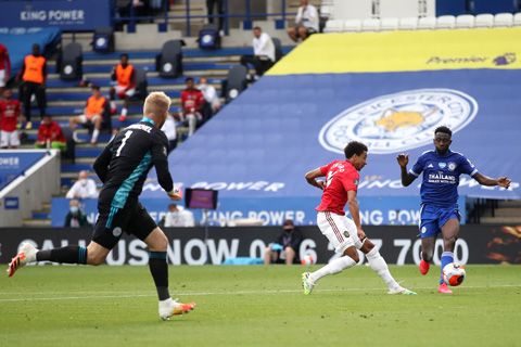 Lingard vừa được Schmeichel "biếu" cho bàn thắng đầu tiên tại Premier League 2019/20