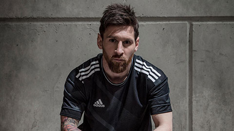 Messi xài giầy 'thửa' đá Champions League