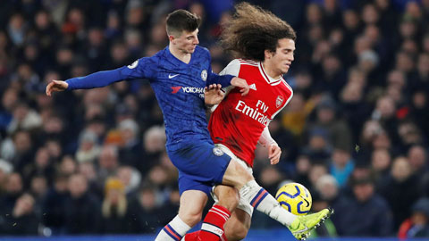 Arsenal và Chelsea, những gã khổng lồ chân đất sét