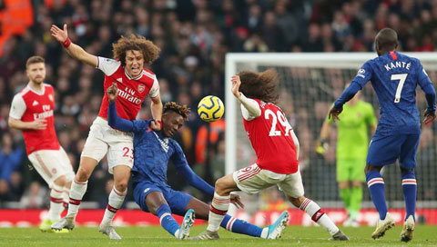 David Luiz (23) chính là nhân vật tiêu biểu cho hàng thủ bất ổn của Arsenal lẫn… Chelsea