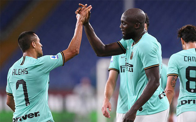 Lukaku (phải) đã ghi 23 bàn ở Serie A mùa này