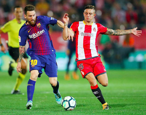 Pablo Maffeo (phải) của Girona được coi là hậu vệ đeo bám Messi thành công nhất