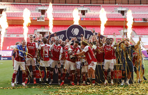 Các cầu thủ Arsenal ăn mừng chức vô địch FA Cup 2019/20 