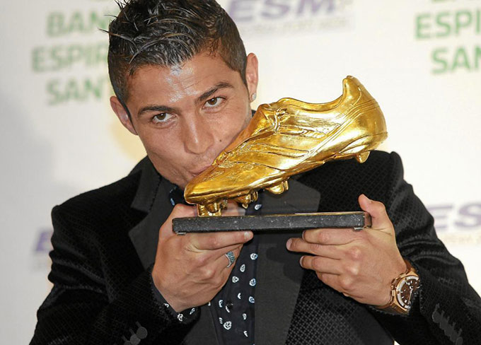 Cristiano Ronaldo là cầu thủ đầu tiên của Real Madrid giành danh hiệu Chiếc giầy Vàng mùa 2010/11 với 41 bàn thắng. Anh ấy đã giành giải thường này với Man United mùa 2007/08 và có thêm 2 lần khác ở Tây Ban Nha vào các mùa 2013/14 và 2014/15.