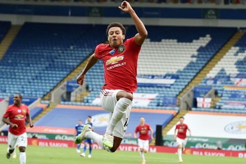 Lingard ăn mừng bàn thắng vào lưới Leicester ở vòng cuối Premier League 2019/20