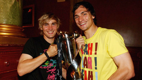 Schmelzer (trái) và Hummels ăn mừng chức vô địch U21 châu Âu 2009