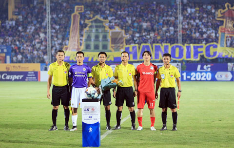 Tổ trọng tài, 2 đội trưởng của Hà Nội FC và HAGL chụp ảnh lưu niệm trước một trận đấu tại V.League - Ảnh: Đức Cường