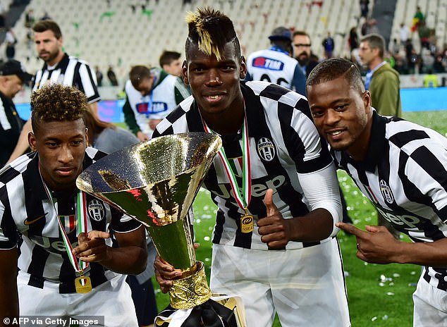 Coman (bên trái) trong lần ăn mừng Scudetto cùng Pogba ở Juventus