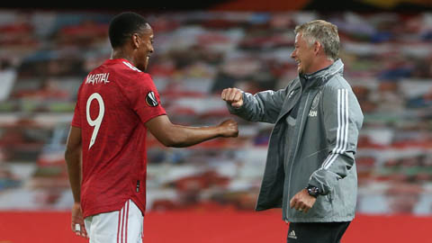 Solskjaer chê nhiều cầu thủ, Scholes lo lắng cho Fred và Lingard