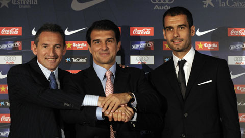 Bổ nhiệm Guardiola (bìa phải), canh bạc của chủ tịch Laporta (giữa) đã thành công rực rỡ