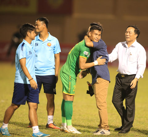 Lãnh đạo và BHL Thanh Hóa FC động viên cầu thủ	Ảnh: Đức Cường