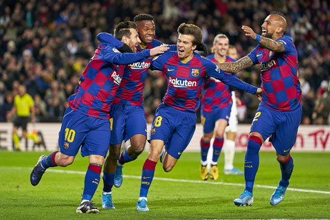 Riqui Puig (giữa) bùng nổ ở cuối mùa giải vừa qua trong màu áo Barca