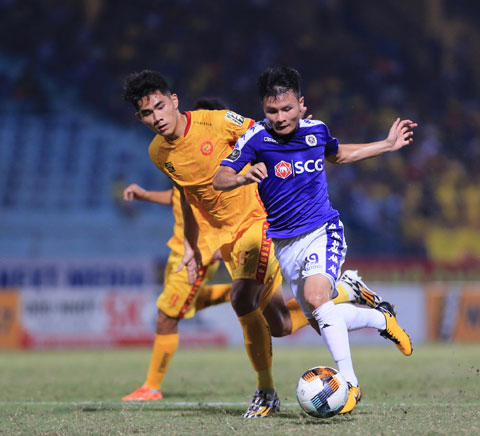 Quang Hải (trước) tung hoành trong màu áo Hà Nội FC tại V.League   	Ảnh: Đức Cường