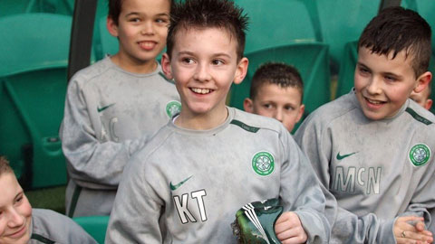 Kieran Tierney xuất phát từ một cậu bé nhặt bóng ở Celtic (giữa) 