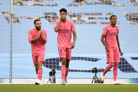 Varane (giữa) mắc sai lầm trong cả hai bàn thua của Real trước Man City
