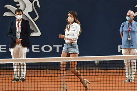 Người đẹp Giorgi khoe dáng đẹp trên mặt sân đất nện ở tổ hợp quần vợt Country Time Club - nơi tổ chức Palermo Open năm nay
