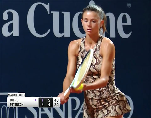 Camila Giorgi khoe dáng đẹp ở trận thắng Rebecca Peterson (vòng 1 Palermo Open 2020)