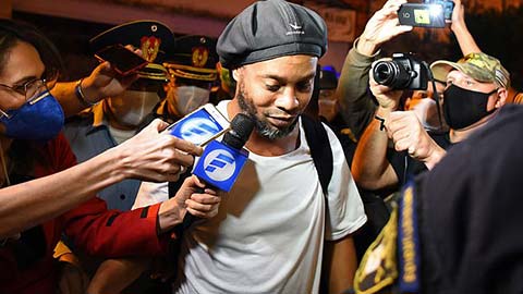 Ronaldinho bình thản ra tù, trở lại Brazil 