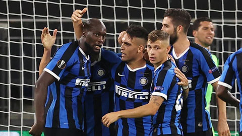 Romelu Lukaku ăn mừng chiến thắng cùng đồng đội trong màu áo Inter