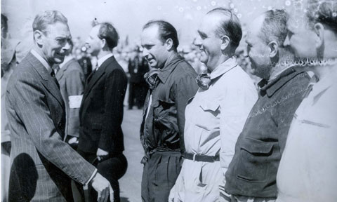 Vua George VI thăm hỏi 4 tay đua của đội Alfa Romeo trước khi chặng đua bắt đầu