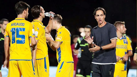 HLV Nesta (áo sẫm) đã đưa Frosinone tới trận chung kết play-off thăng hạng Serie A mùa tới