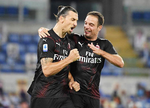 Ibrahimovic (trái) đang đòi Milan trả cho anh mức lương cao thứ 3 tại Serie A